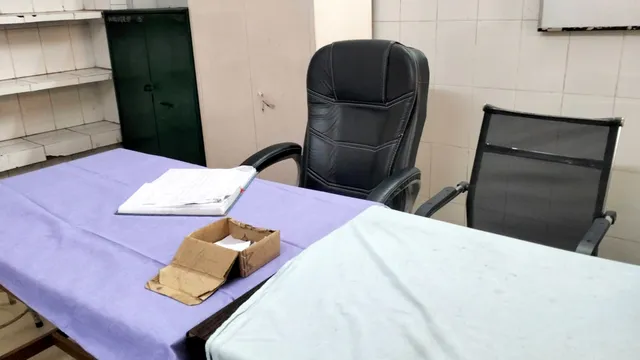 डिप्टी सीएम के जाते ही मुरादाबाद जिला अस्पताल की खुली पोल, चाय के बहाने गायब मिले डॉक्टर
